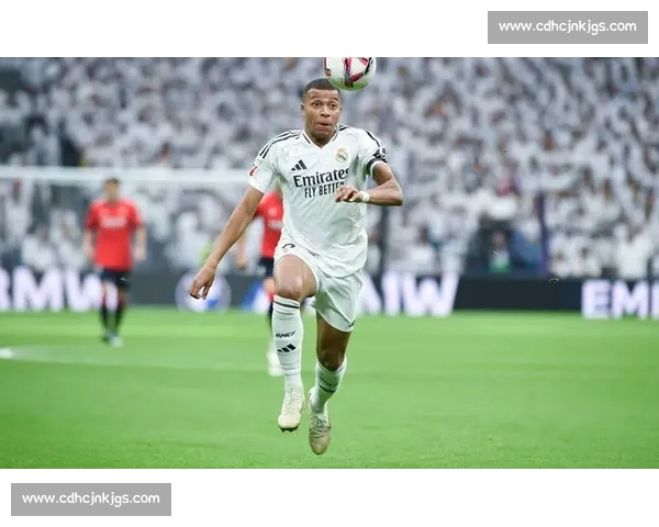 姆巴佩 9 场 12 球虐巴萨：本世纪第三，效率碾压 C 罗本泽马